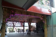 Thợ làm nhà tre mái lá ở phú thọ Resort